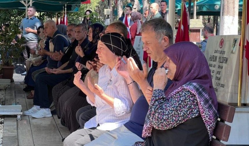 Mersin'de bayramda şehitlik unutulmadı