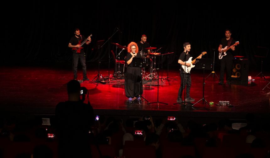 Mersin'de Kent Orkestrası LGS öğrencileri için sahne aldı