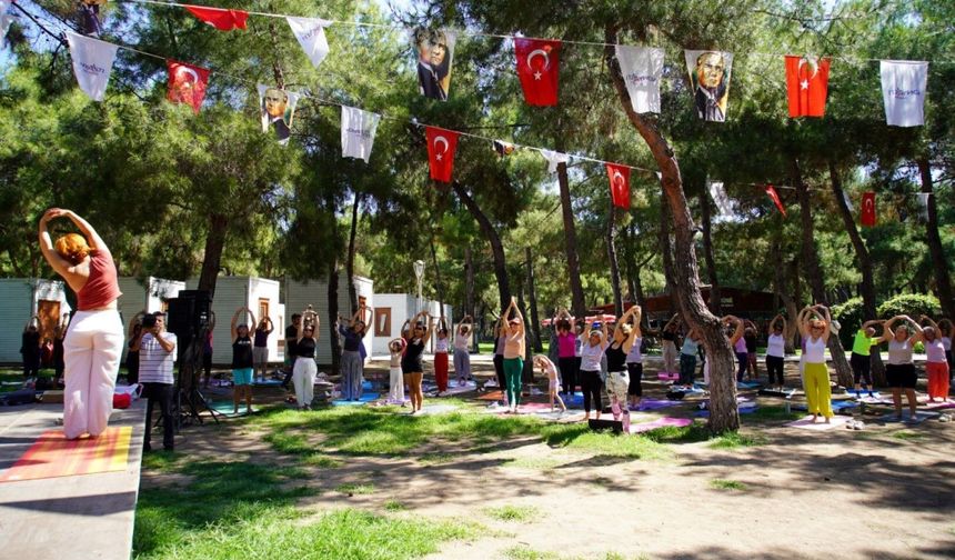 Antalya’da kahkahalar eşliğinde yoga yaptılar