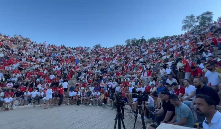 Antalya’da Milli heyecanı 2 bin 500 yıllık antik tiyatroda yaşandı