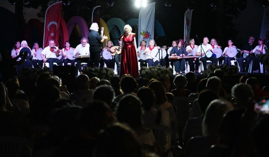 Kemer’de unutulmaz gece: Vatandaşlar şarkılara eşlik etti