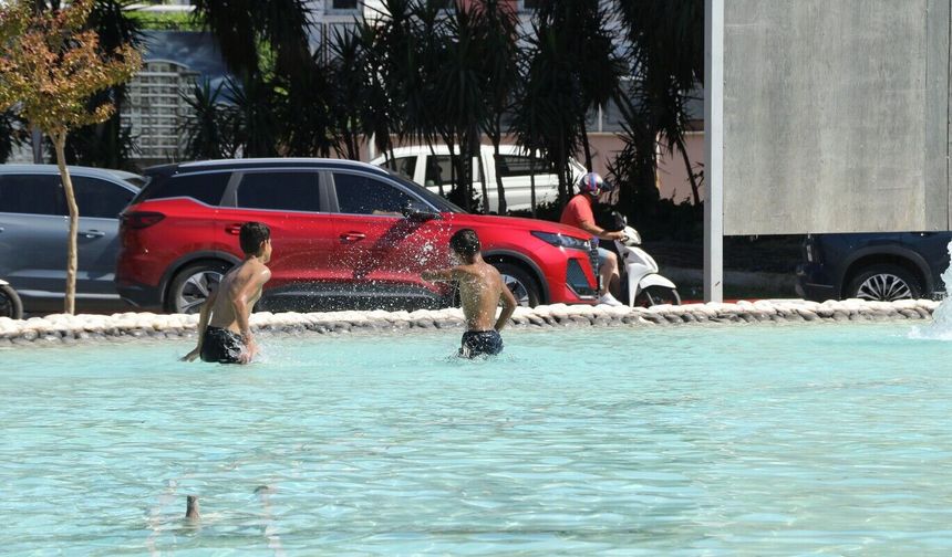 Antalya'da çocuklar süs havuzuna girerek serinledi