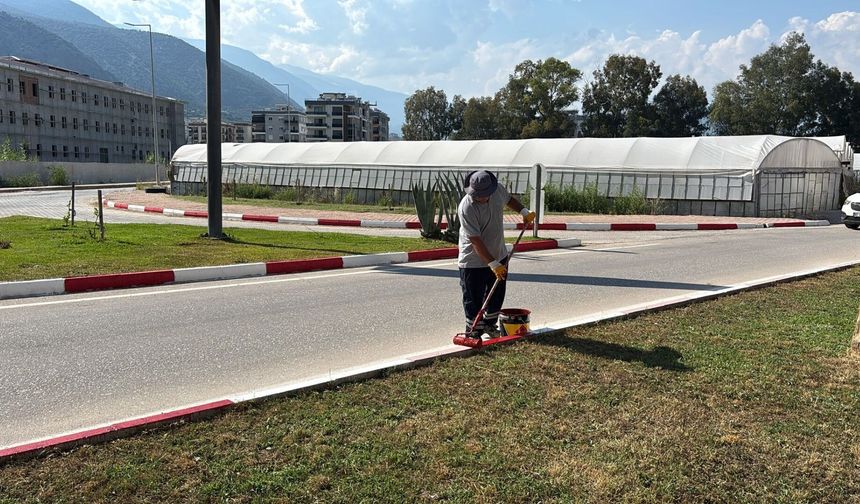 Antalya Büyükşehir Belediyesi Finike’nin yollarını yeniliyor