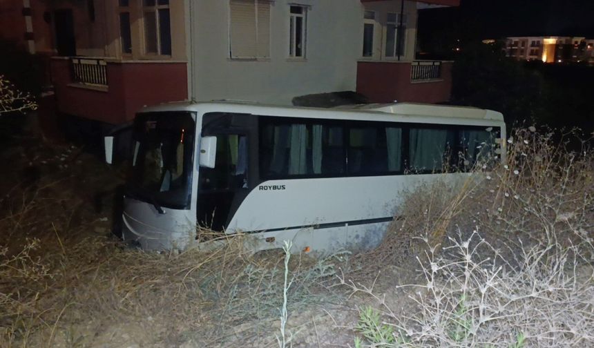 Antalya'da midibüs otomobille çarpıştı