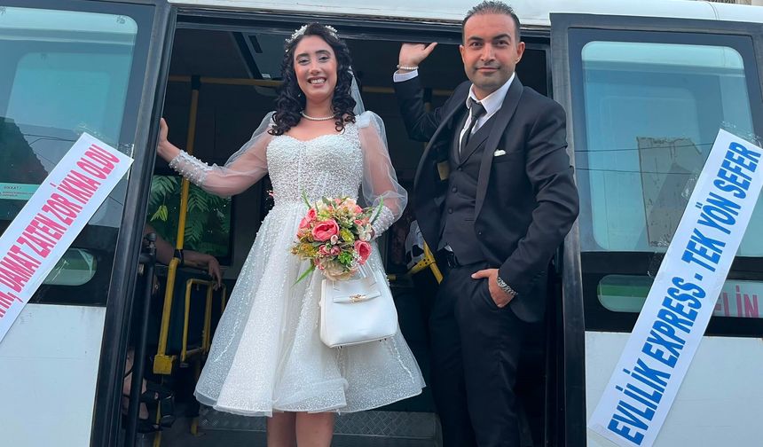 Öğretmen çift, dolmuşu gelin arabası yaptı
