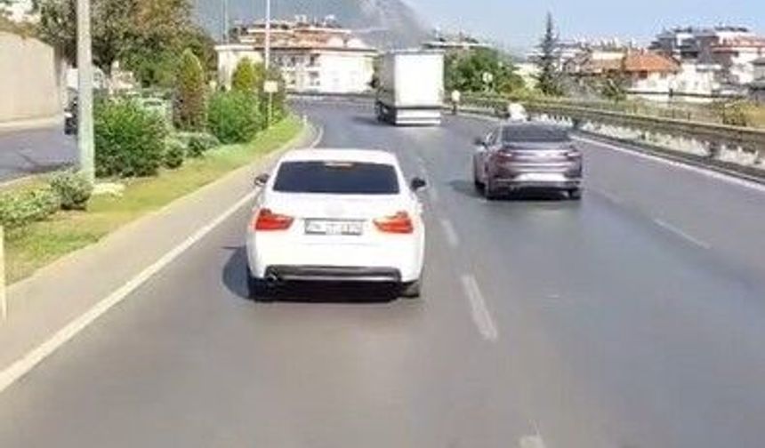 Alanya'da pes dedirten görüntü! Siren çalan itfaiyeye yol vermedi