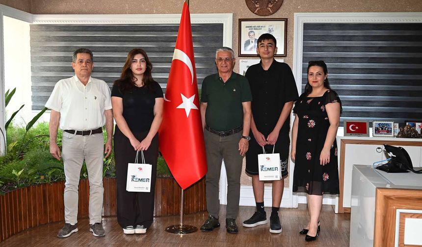 Kemer Belediye Başkanı Topaloğlu’na başarılı öğrencilerden ziyaret
