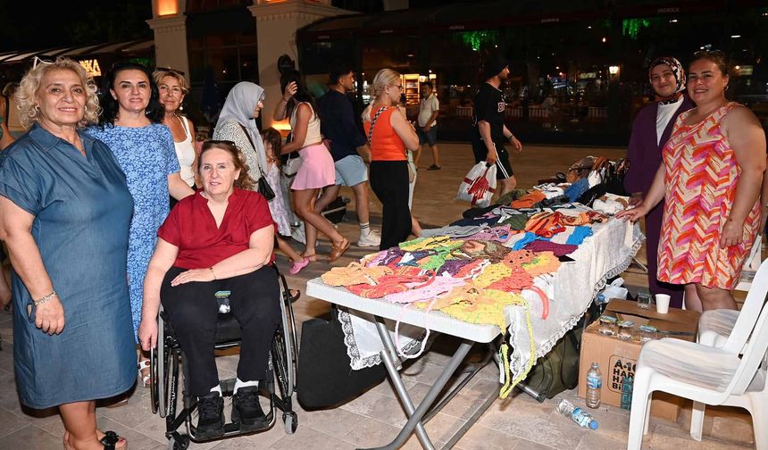 Kemer'de geleneksel kermes kapılarını açtı