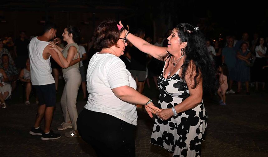 Kemer’in yaz akşamları Latin dansına ev sahipliği yaptı