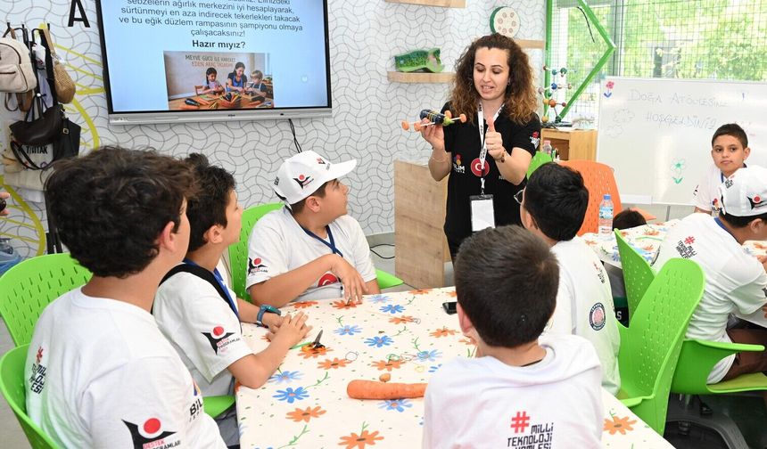 Meyve ve sebzelerin gücünü kullanarak araç tasarladılar