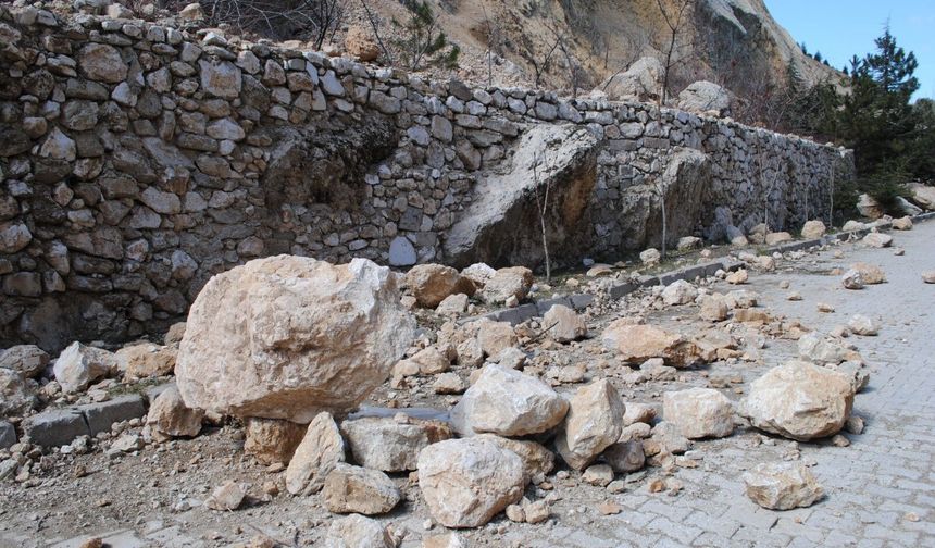 Toprak kayması ve kaya düşmesi riski tahliye sürecini başlattı
