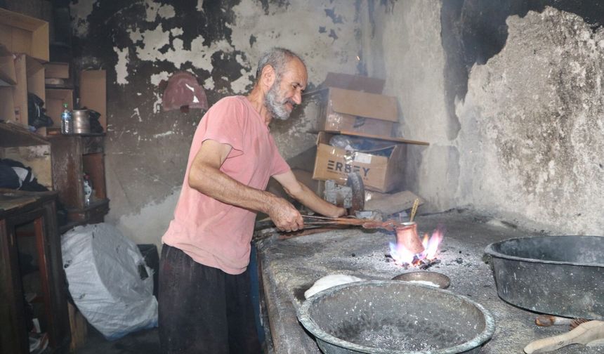 Adana’nın kalaycı şairi büyük ilgi görüyor