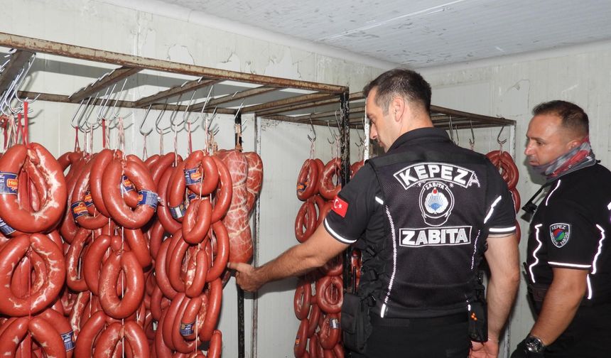 Kepez Belediyesi 152 kilo et ve 20 bidon turşuya el koydu