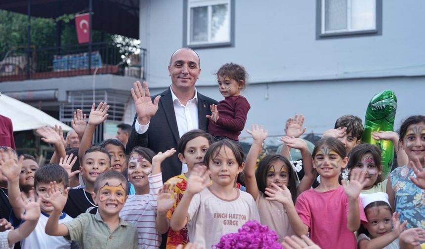 Konyaaltı Belediye Başkanı Cem Kotan pişen fasulyeleri dağıttı