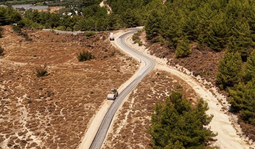 Manavgat Belediyesi yolları elden geçiriyor