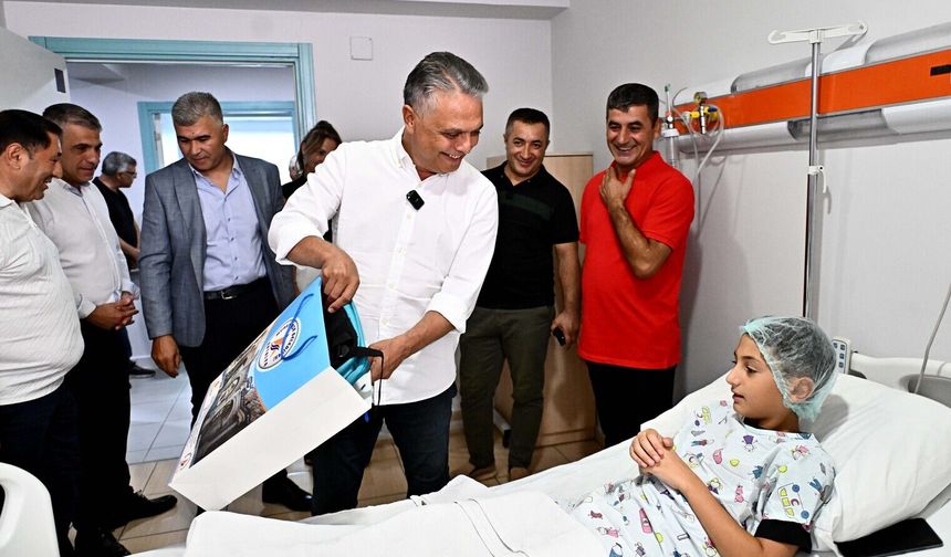 Muratpaşa Belediye Başkanı Ümit Uysal’dan çocuklara ziyaret