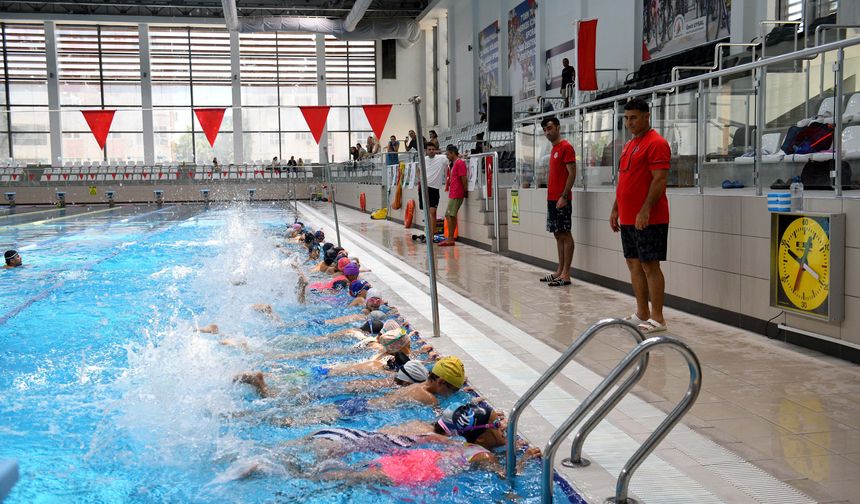 Muratpaşa Belediyesi yaptı çocuklar ilk kulaçlarını attı