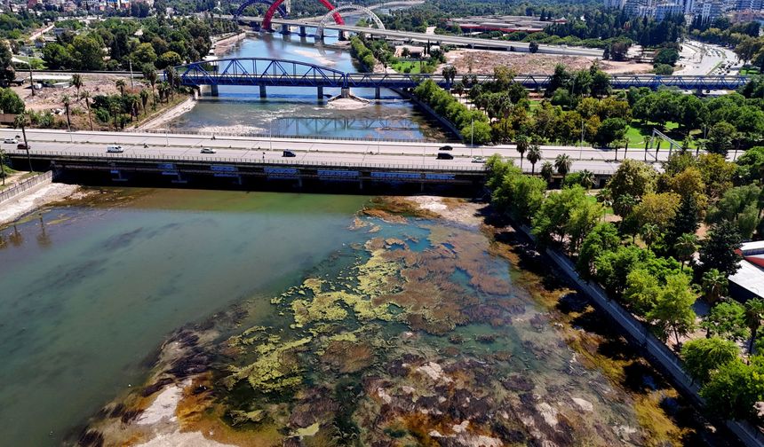 Seyhan Nehri’nde sular çekildi, kirlilik ortaya çıktı