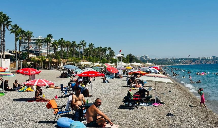 Antalya’da okul öncesi sahil yoğunluğu! Aileler denize akın etti