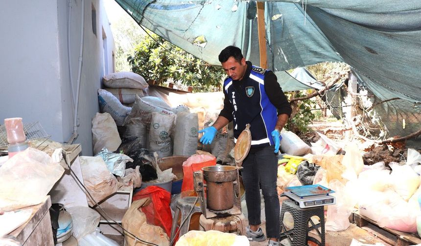Antalya’da zabıtalar yüzlerce ürüne el koydu