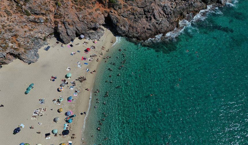 Antalya’nın sahillerinde Eylül rüzgarı esti