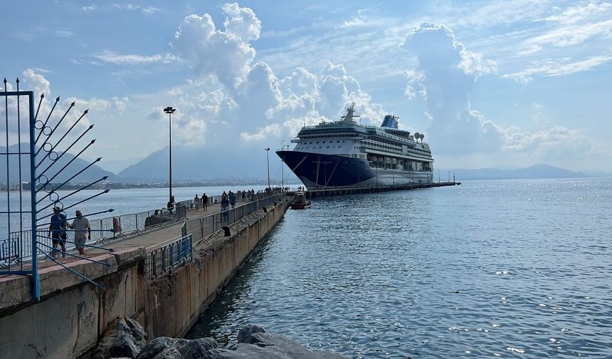 Bin 765 turist Alanya iskelesine demir attı