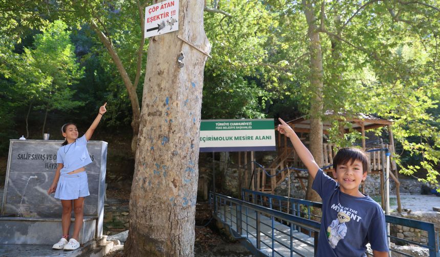 'Çöp atan eşektir' yazılı tabelayla tepki