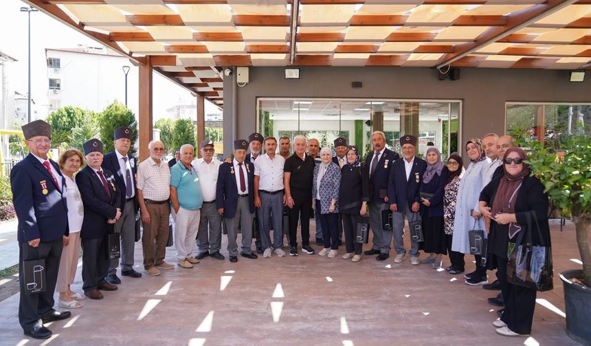 Finike Belediye Başkanı Geyikçi gaziler ve şehit yakınlarıyla buluştu