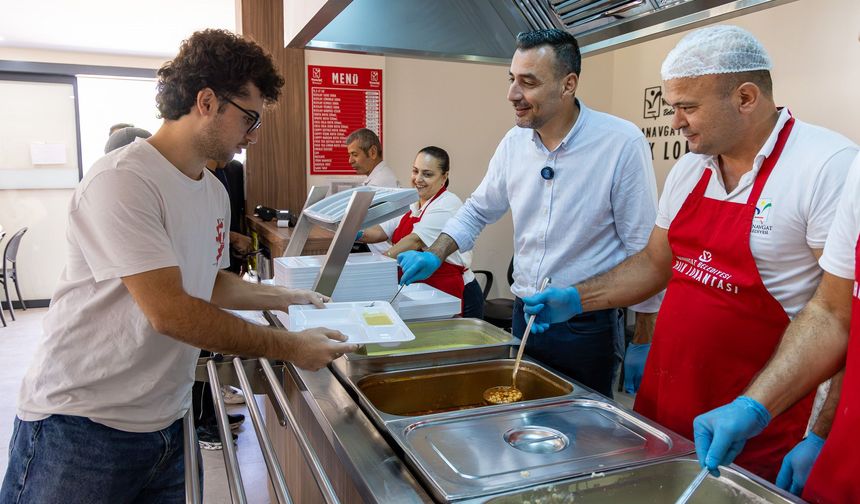 Manavgat Belediye Başkan Vekili Çiçek yemek dağıttı