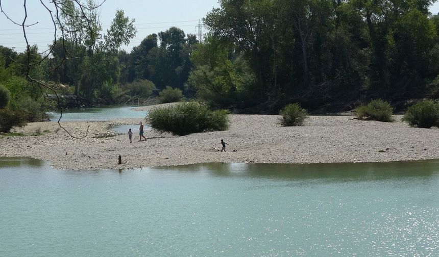 Manavgat’ta tehlikeli ısrar! Uyarılara rağmen ırmağa giriyorlar
