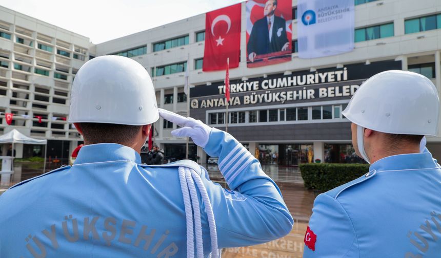 Antalya Büyükşehir’de Cumhuriyet coşkusu çelenkle taçlandı