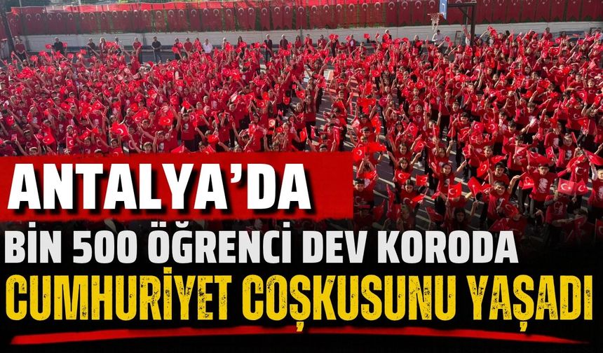 Antalya’da bin 500 öğrenci dev koroda Cumhuriyet coşkusunu yaşadı