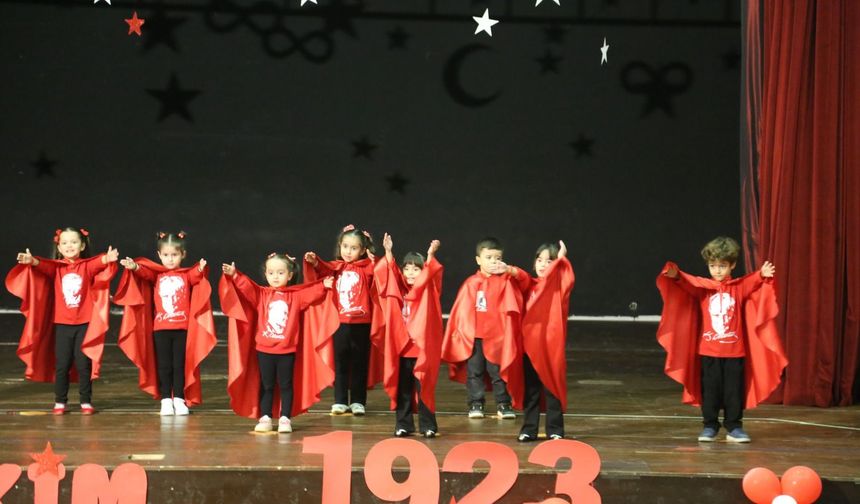 Döşemealtı’nda Cumhuriyet coşkusu minik öğrencilerin gösterileriyle yaşandı