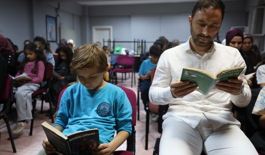 Kozan'da aileler çocuklarıyla birlikte ekranı kapatıp kitap okudu