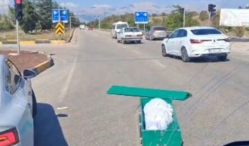 Seyir halindeki cenaze aracından içinde cenaze bulunan tabut yola düştü